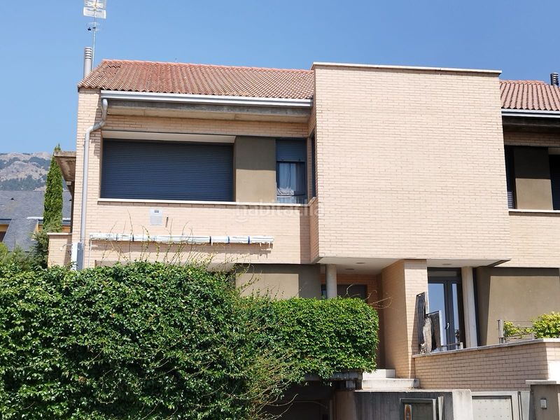 Foto 0bee5148-c769-47f2-b687-7d411e700b69. Casa aparellada amb calefacció aparcament piscina a Escorial (El)
