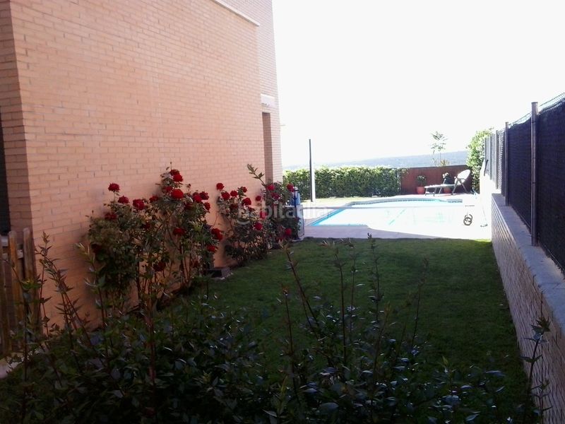 Foto f672f597-53c1-42f7-bf93-71d33a5b04fe. Casa aparellada amb calefacció aparcament piscina a Escorial (El)