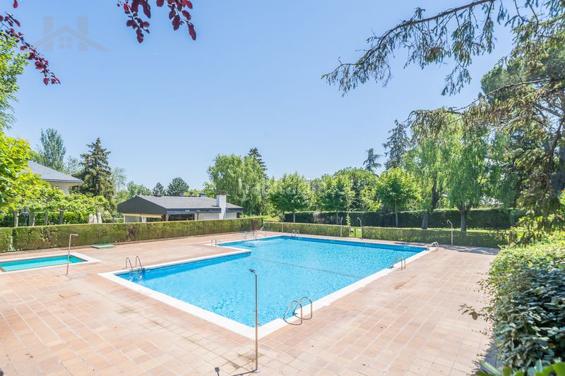 Foto cce890bc-9c3e-45c6-a502-898a6ed24a5e. Pis amb calefacció aparcament piscina a Jardín de los Reyes-Parque Real Escorial (El)