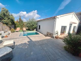 Chalet in Sant Esteve Sesrovires. Reformada con piscina