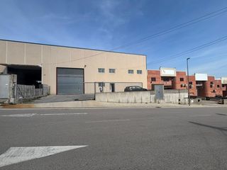 Miete Fabrikhalle in Sant Esteve Sesrovires. Amplia sala con techo alto