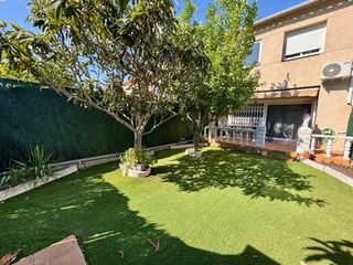 Casa adossada  Avinguda francesc macià. Centríca,  con jardín y barbacoa!