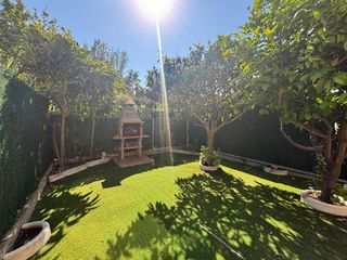 Maison jumelée  Avinguda francesc macià. Centríca,  con jardín y barbacoa!