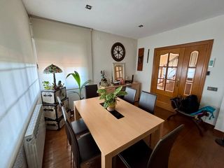 Chalet in Sant Esteve Sesrovires. Amplia y junto a la escuela!