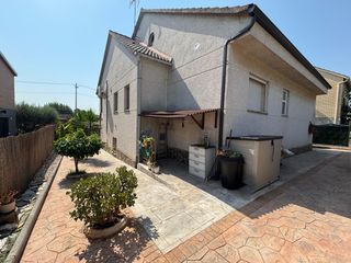 Chalet in Sant Esteve Sesrovires. Amplia y junto a la escuela!