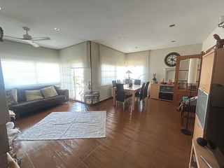 Chalet en Sant Esteve Sesrovires. Amplia y junto a la escuela!