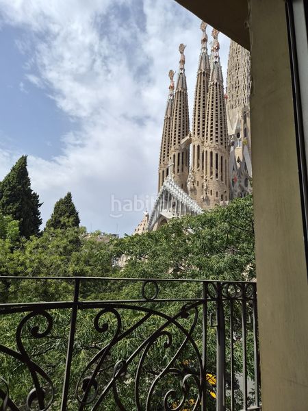 Foto 283c78df-becb-4ce0-9d2f-8ef6847be34a. Pis a Sagrada Família Barcelona