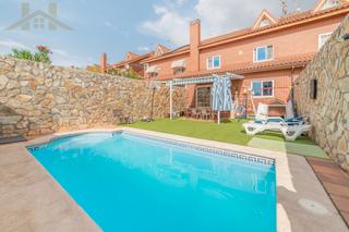 Chalet  Avenida pilar miró. Chalet adosado en venta en avenida pilar miró