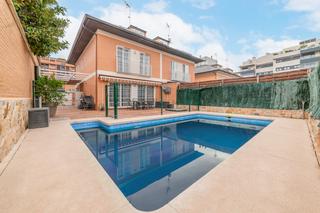 Pis  Calle pilar bardem. Chalet adosado en venta en calle pilar bardem