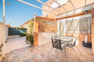 Xalet  Calle martín chirino. Hogares rivas pone a su disposición esta estupenda vivienda en r