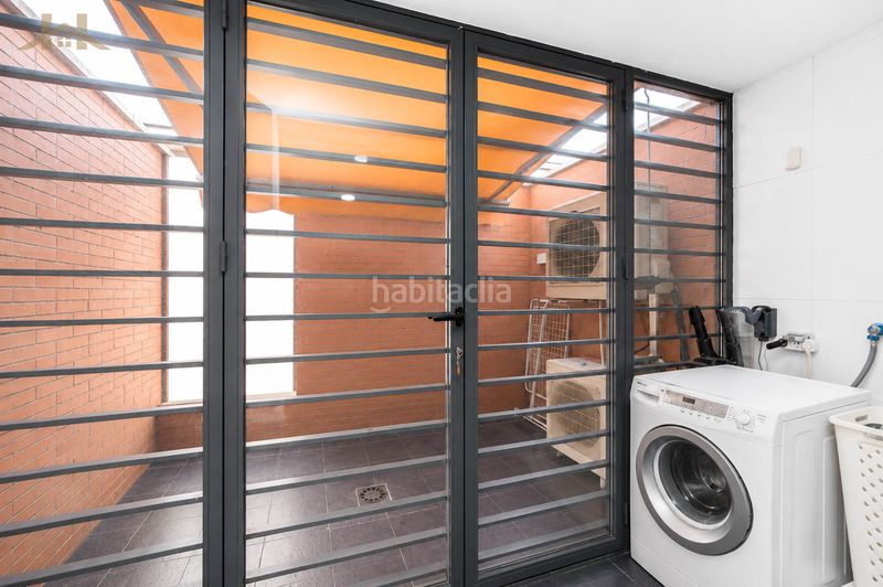 Foto 43f5e7b6-b3fa-4cff-89ab-97a9a653d4d9. Casa adossada amb calefacció aparcament piscina a Getafe