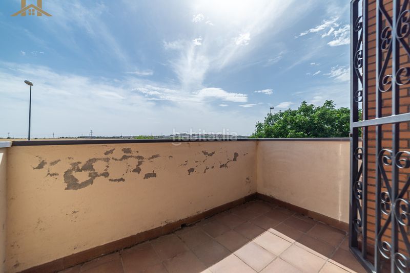 Foto f5a3fb88-ce7f-4cbd-9bb0-c7bd67953a25. Casa aparellada amb calefacció aparcament piscina a Leganés