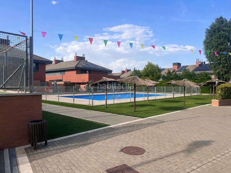 Foto b3a48553-cc49-4215-8413-8a6fb83f599e. Casa adossada amb xemeneia calefacció aparcament piscina a Getafe