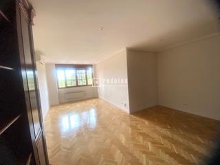 Lloguer Pis a Alameda de Osuna. Vivienda de 4 habitaciones, 2 baños. finca con ascensor y plaza