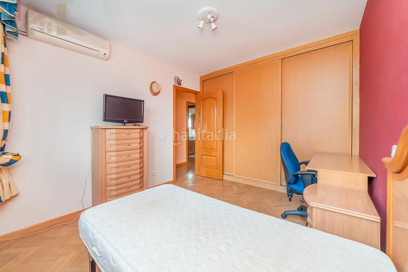 Foto 1240c988-0e31-4af4-8052-f62d678cf6d2. Chalet with heating parking in Pintores-Ferial Parla