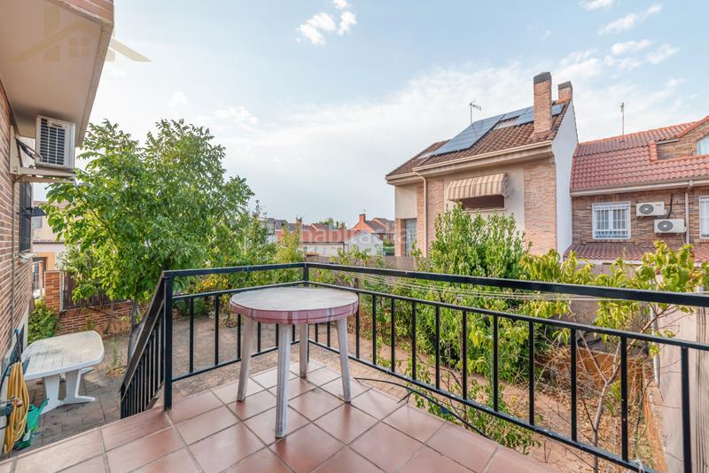 Foto 12b2be95-9ab0-40da-a4c0-ffa4fb02c8c9. Chalet with heating parking in Pintores-Ferial Parla