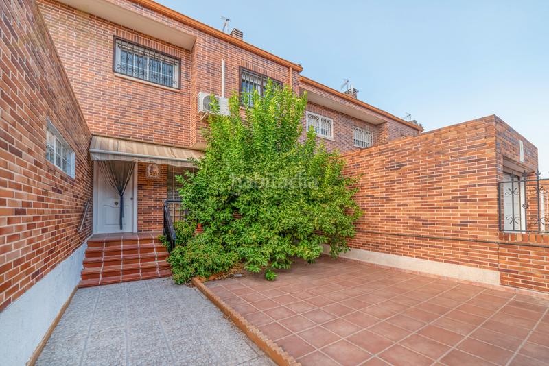 Foto cf003879-cef3-423f-9efc-62765df5ad01. Chalet with heating parking in Pintores-Ferial Parla