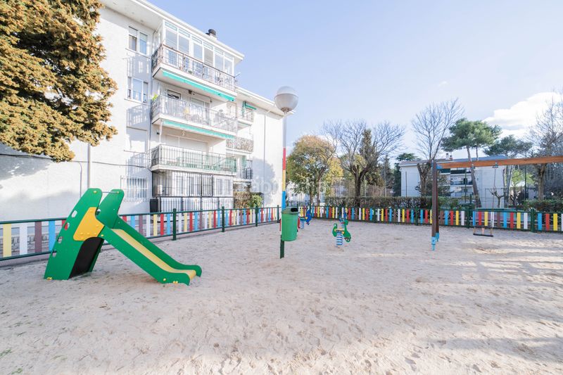 Foto 9fa08f6c-d06b-4dd3-bd69-d35056cf3746. Pis amb xemeneia calefacció piscina a Los Valles Collado Villalba