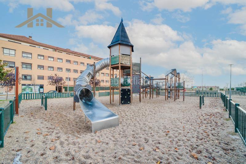 Foto 3702a351-e2b5-43d5-8737-af281bc46069. Xalet amb xemeneia calefacció aparcament piscina a Navalcarnero