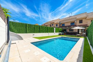 Casa a schiera  Calle de simón pedro 35. Hogares navalcarnero presenta este espectacular chalet con pisci