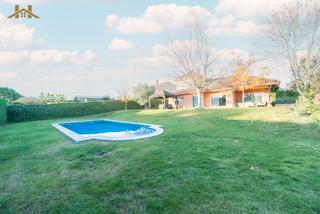 Chalet en Calle playa de amrica 2. Espectacular chalet independiente en urbanizacion valdecabaas