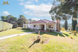 Chalet in Calle valle del roncal 66. Espectacular chalet independiente en urbanizacion las lomas