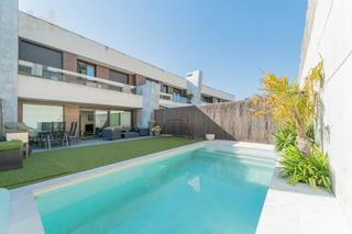 Casa adossada  Avenida de la armada española. Espectacular chalet adosado en urbanizacion privada