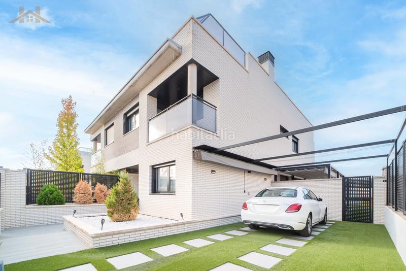 Foto f22875e3-a36d-4190-a96b-35b8a7dfa17b. Casa aparellada amb calefacció aparcament piscina a Boadilla del Monte