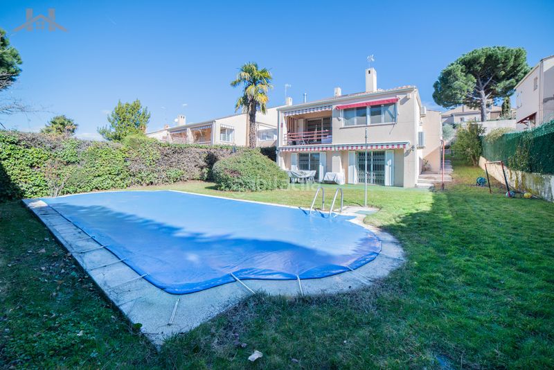 Foto 1a19e329-c4c4-4aba-a87b-ffd97ab4cbbc. Casa aparellada a calle playa de suances 8d a Valdecabañas Boadilla del Monte