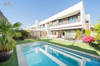 Chalet  Avenida de la armada española. Magnifico chalet pareado en urbanizacion privada