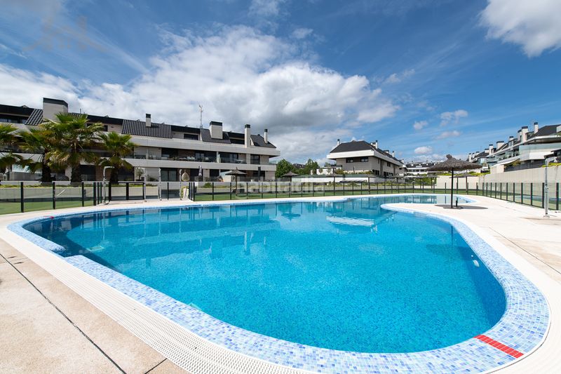 Foto 60b37494-7fd0-462d-a840-7be453ec8dc5. Duplex avec parking piscine dans Valenoso Boadilla del Monte