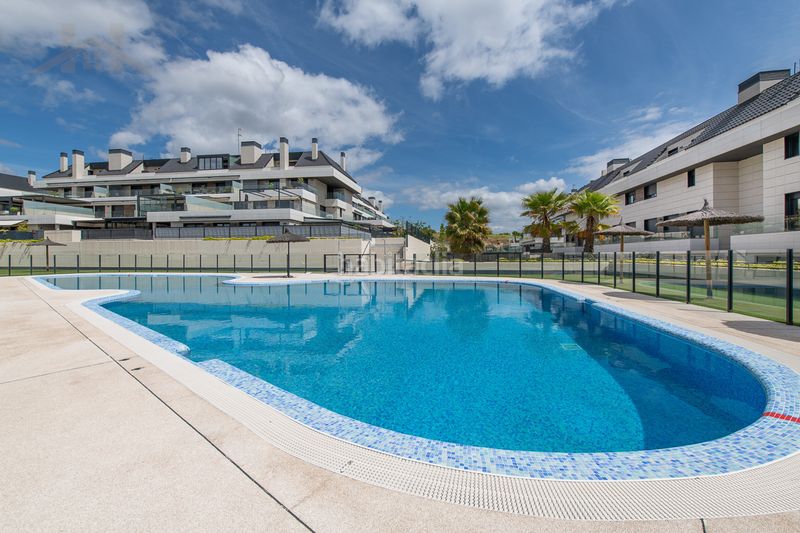 Foto cc7442f2-5949-45af-ba43-e5aec20d7d56. Duplex avec parking piscine dans Valenoso Boadilla del Monte