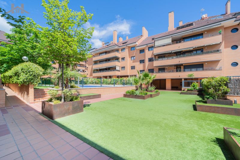 Foto c6630fd1-8fdc-4506-b424-945a5ebb988a. Flat with heating pool in Sector B Boadilla del Monte
