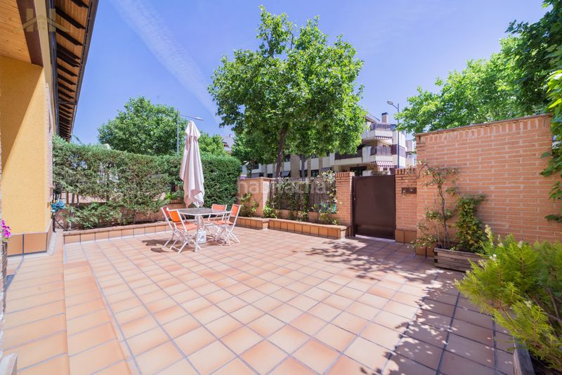 Foto a2fa7ff0-d8ee-4d83-8993-2d8e29463030. Casa aparellada amb xemeneia calefacció aparcament piscina a Boadilla del Monte