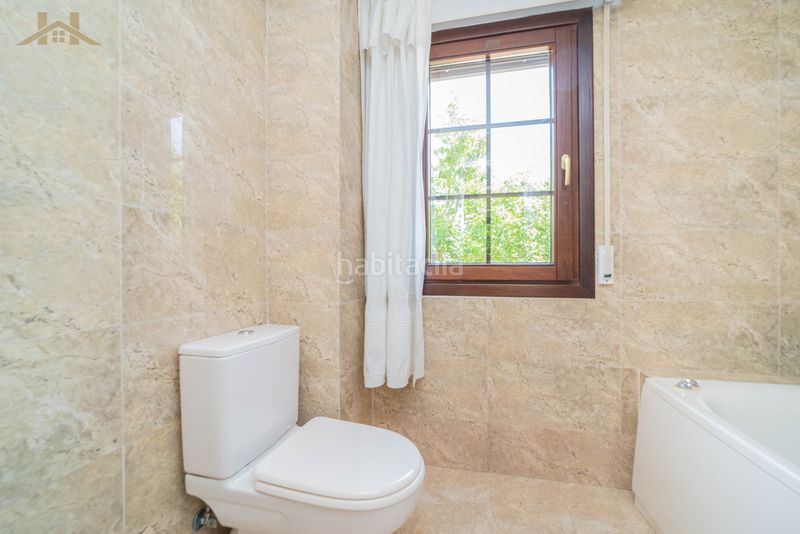 Foto a439c625-1c5a-4507-8083-94ca81053d35. Casa aparellada amb xemeneia calefacció aparcament piscina a Boadilla del Monte