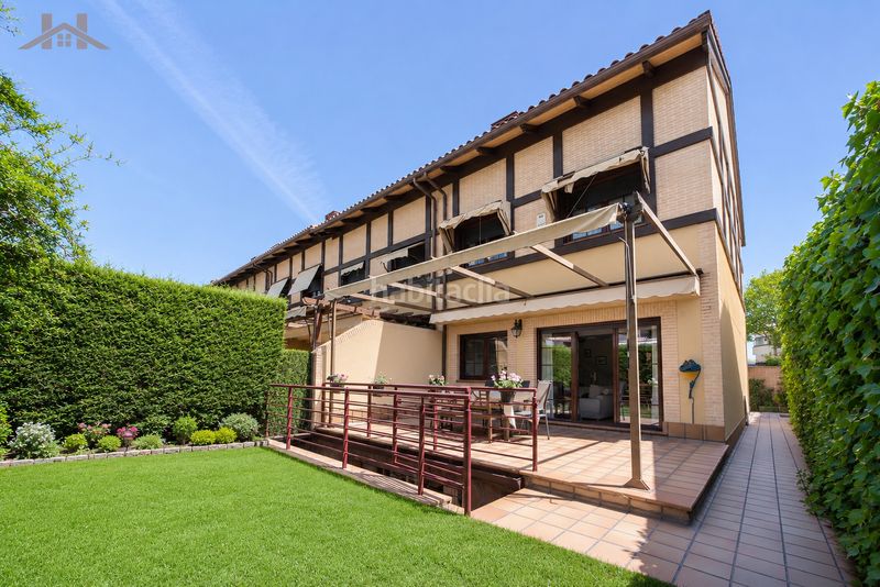 Foto b65bd383-0051-492b-9145-26dcfbd55309. Casa aparellada amb xemeneia calefacció aparcament piscina a Boadilla del Monte