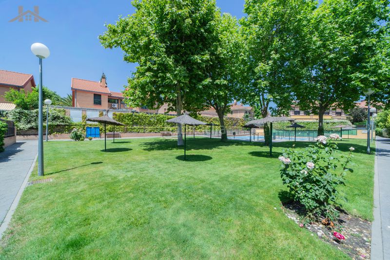 Foto b69c045f-0af7-4a8a-9cb9-67229258c072. Casa aparellada amb xemeneia calefacció aparcament piscina a Boadilla del Monte