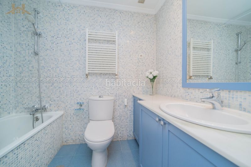 Foto fcac9dc7-ce30-4bbc-8496-b32c27fd5877. Casa aparellada amb xemeneia calefacció aparcament piscina a Boadilla del Monte