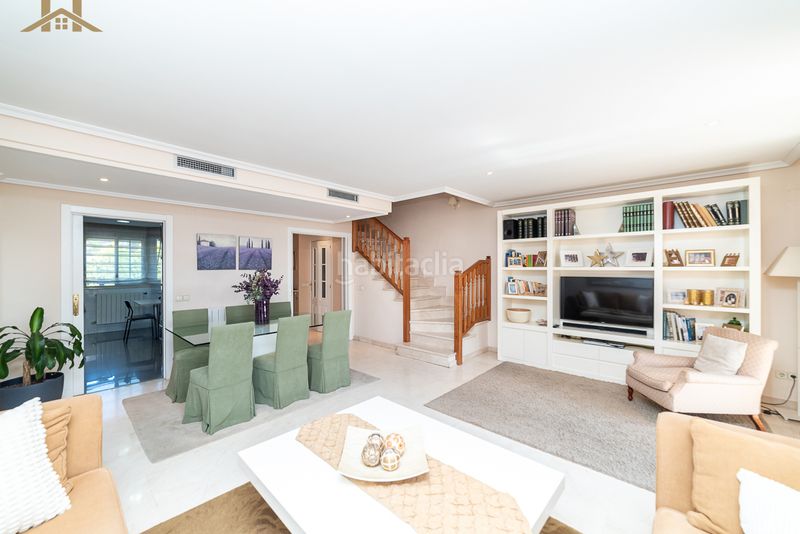 Foto 0d25a765-3abb-4592-bf22-2267a13aed4d. Casa adossada amb xemeneia calefacció aparcament piscina a Boadilla del Monte
