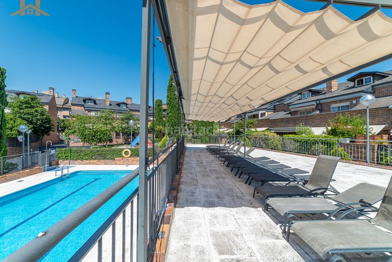 Foto 57b3dda8-4463-4342-8968-8a7dd0aab456. Casa adossada amb xemeneia calefacció aparcament piscina a Boadilla del Monte