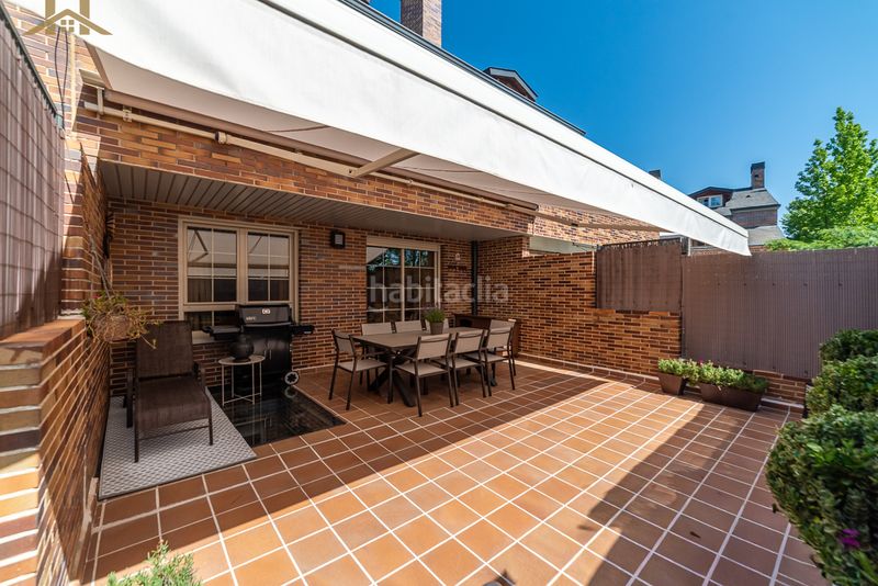 Foto 79fc2093-2296-4963-9bd2-43e3b7d15890. Casa adossada amb xemeneia calefacció aparcament piscina a Boadilla del Monte