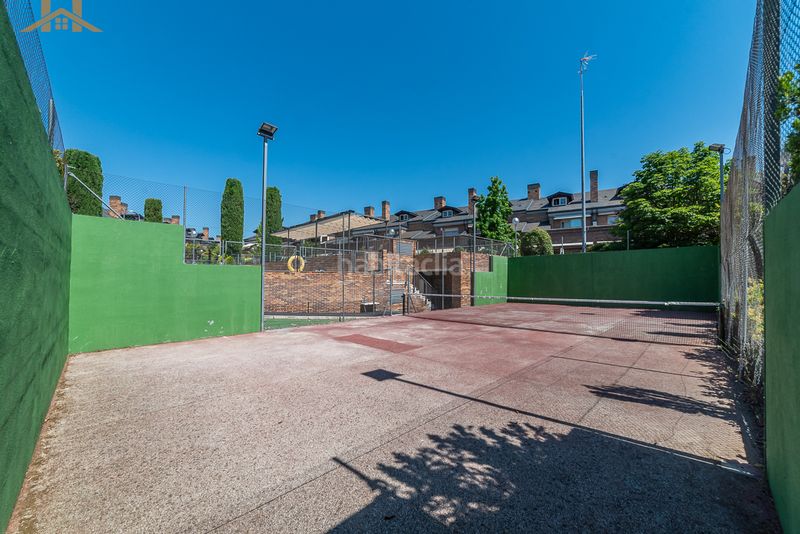 Foto 943d5307-2800-4e9e-bf6b-517ba42b0e07. Casa adossada amb xemeneia calefacció aparcament piscina a Boadilla del Monte