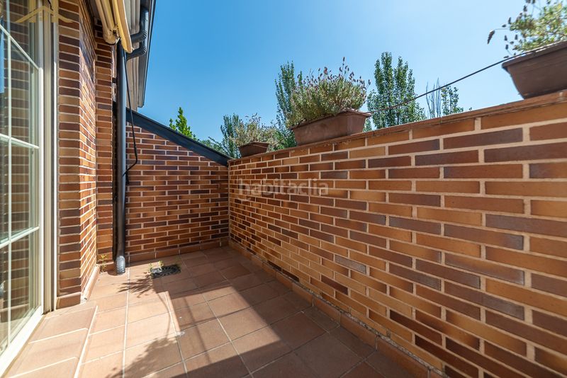 Foto a0693f01-e5e5-45da-b803-770d99def552. Casa adossada amb xemeneia calefacció aparcament piscina a Boadilla del Monte