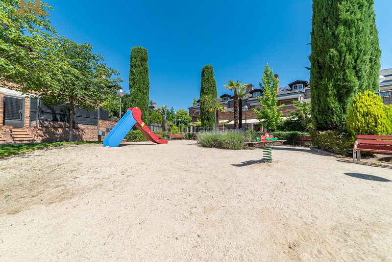Foto c22d1c9e-3672-4a98-b619-d68eff133912. Casa adossada amb xemeneia calefacció aparcament piscina a Boadilla del Monte