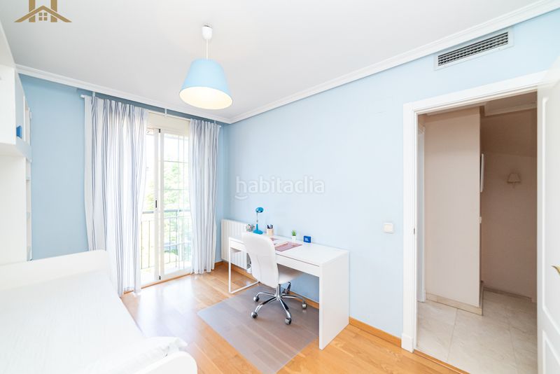 Foto d0896633-3d70-4f07-a6a4-b394aea13d5c. Casa adossada amb xemeneia calefacció aparcament piscina a Boadilla del Monte