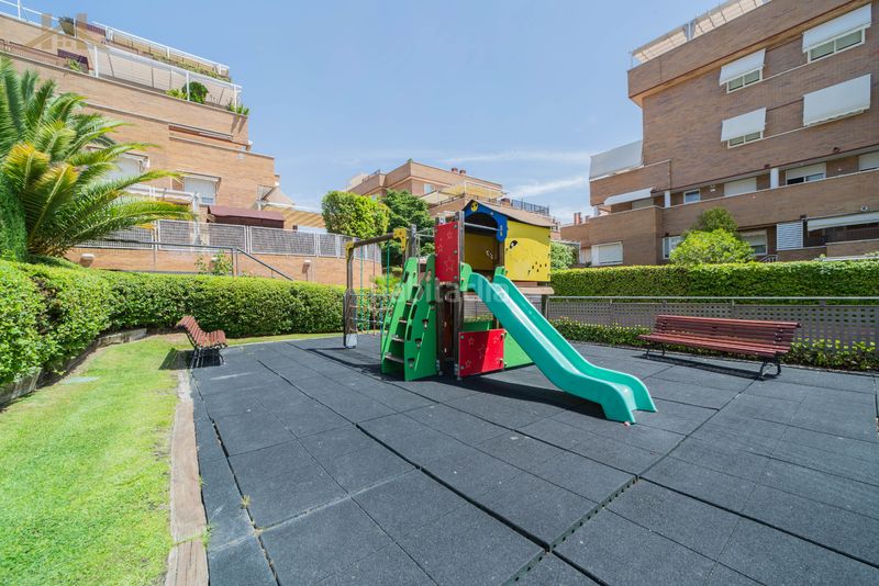 Foto 7a72090a-d9fa-4cfd-9944-d2ef4a322364. Rent duplex with heating parking pool in Sector B Boadilla del Monte
