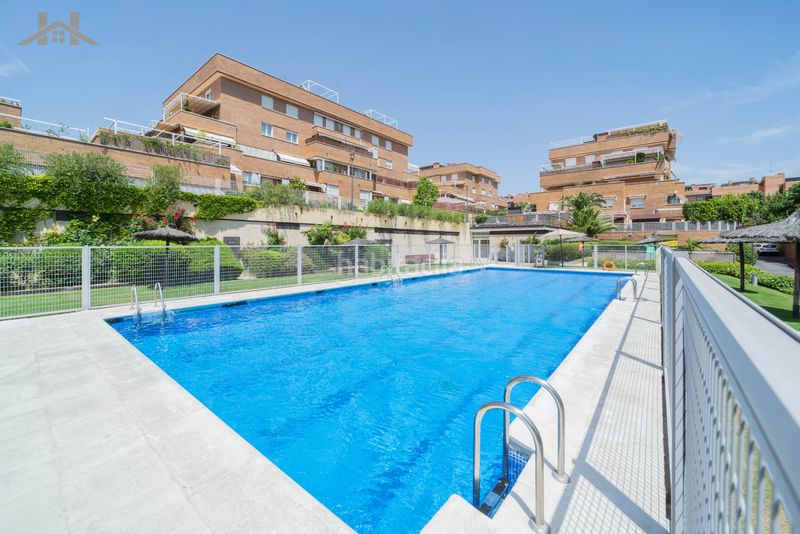 Foto 7ba43d58-42f2-4299-9aee-600891b9442b. Rent duplex with heating parking pool in Sector B Boadilla del Monte