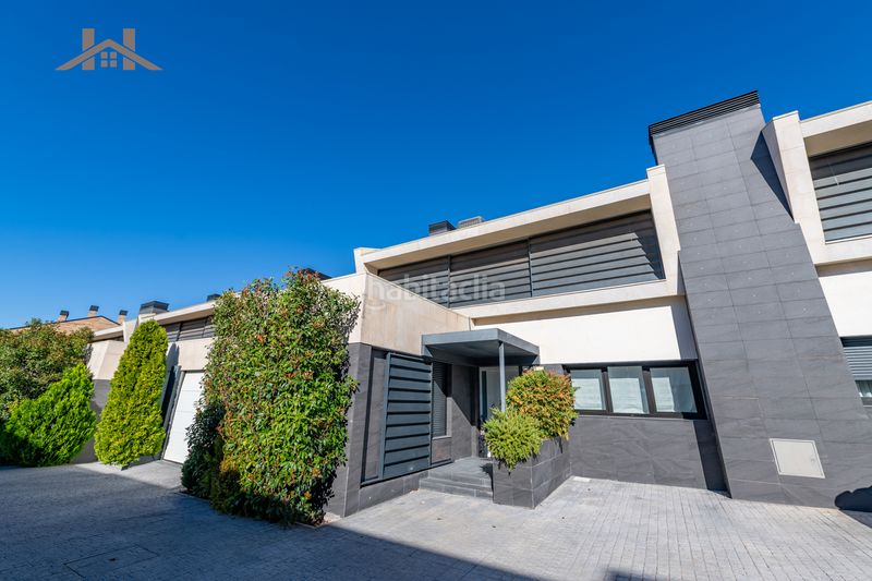 Foto a690e98a-bff9-48ef-9619-394c44490eb6. Casa aparellada amb calefacció aparcament piscina a Boadilla del Monte