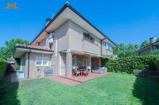 Chalet  Calle juan antn sevillano. Espectacular chalet pareado