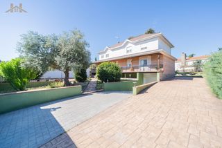 Chalet  Calle nardos. Casa / chalet independiente en venta en calle nardos 1, brunete